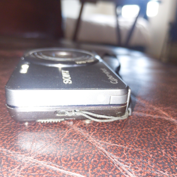 Sony Cyber-Shot DSC-W570 16.1 MP Digital Still Camera with Carl Zeiss Vario-Tess - Picture 8 of 12